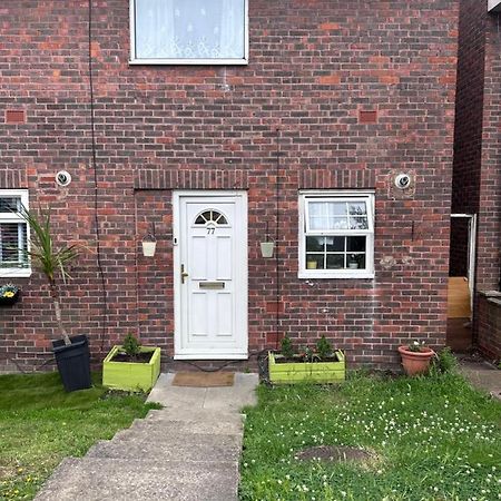 Апартаменты 77 Blenheim Road Northolt  Экстерьер фото