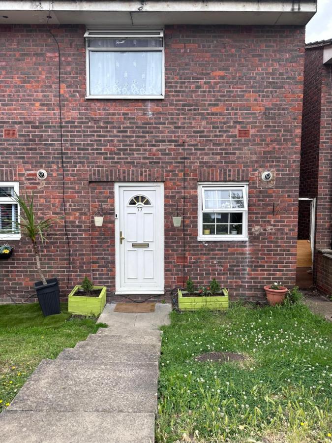 Апартаменты 77 Blenheim Road Northolt  Экстерьер фото